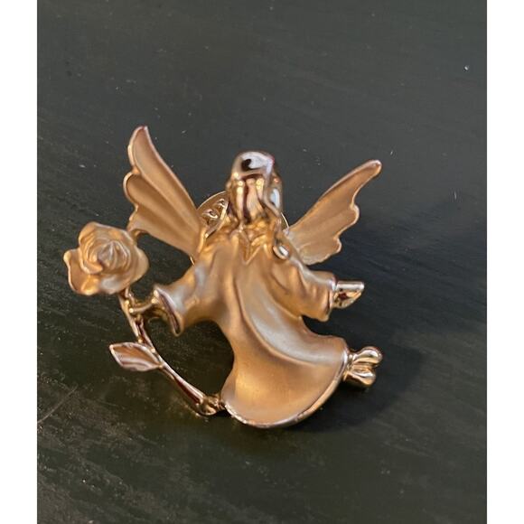 Vintage Gigi Giusti Brushed Goldtone Angel With Rose Lapel Hat Vest Sweater Pin - Picture 1 of 5